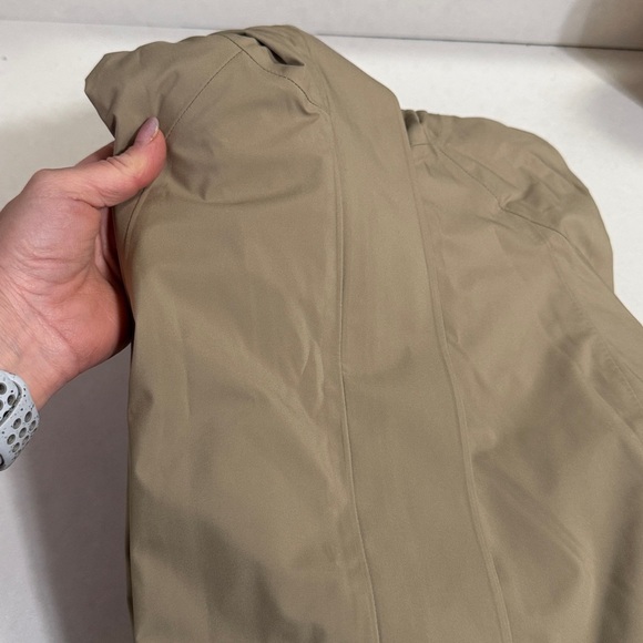 Lululemon - Rain Rebel Jacket in sheer oak - Picture 5 of 6